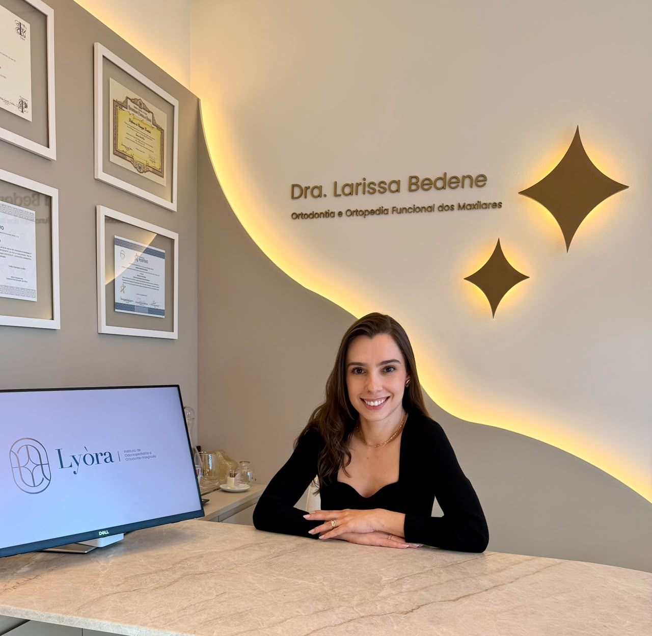 Dra. Larissa Bedene no consultório